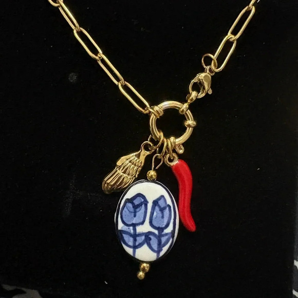 Charmed necklace with red pepper - Picture 2 of 3